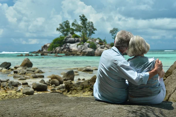 Ηλικιωμένο ζευγάρι αναπαυθούν σε τροπική παραλία — Φωτογραφία Αρχείου