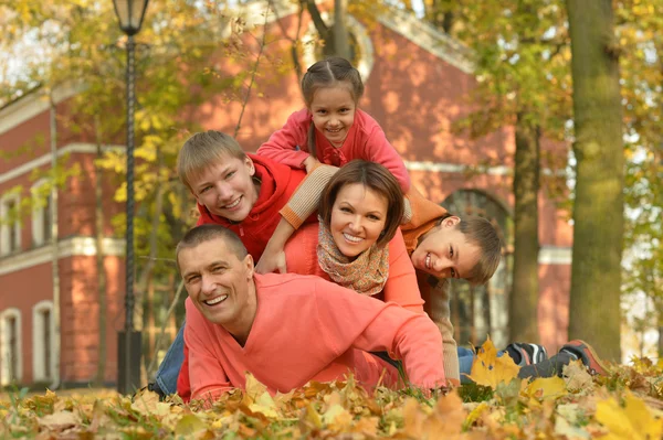 Lycklig familj i höst skog — Stockfoto