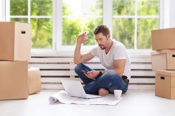 Man  during the moving  to  new home — Stock Photo, Image