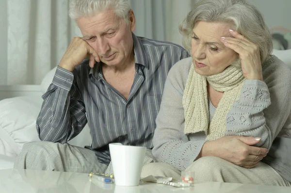 Anziano uomo e donna con influenza — Foto Stock