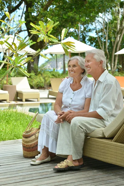 Seniorenpaar in der Nähe von Hotel-Resort — Stockfoto