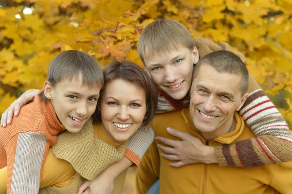 Lycklig familj i höst skog — Stockfoto