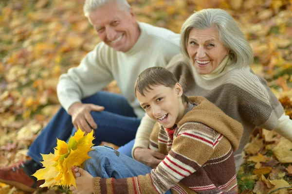 Famiglia nel parco autunnale — Foto Stock