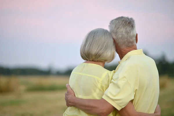 Heureux couple de personnes âgées en été — Photo