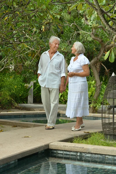 Couple sénior près hôtel resort — Photo