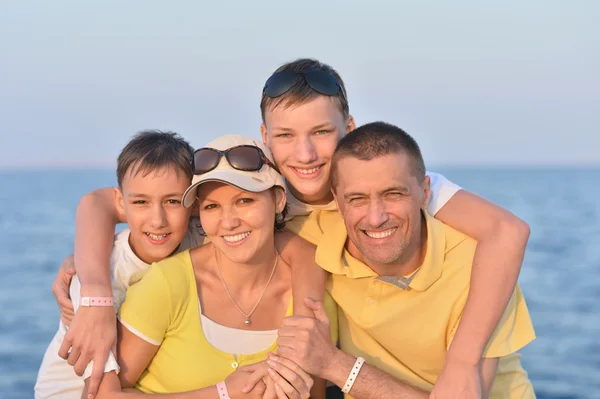 Familj på stranden på sommaren — Stockfoto