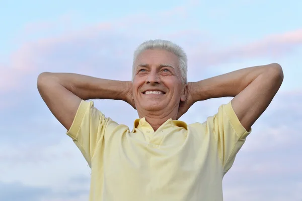 Senior man in summer field — Stock Photo, Image