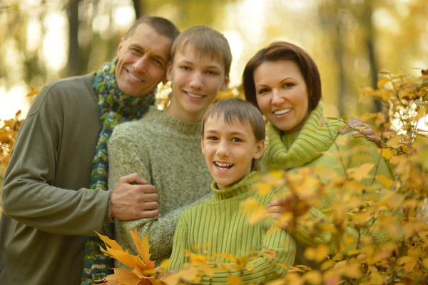 In de herfst bos en gelukkige familie — Stockfoto
