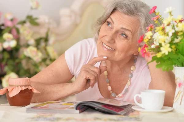 Schöne ältere Frau Zeitschrift lesen — Stockfoto