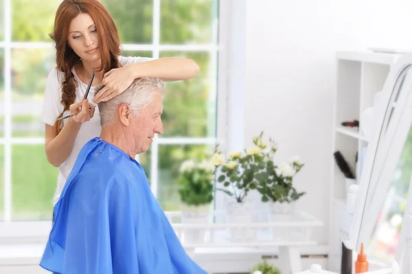 Uomo che ha un taglio di capelli dal parrucchiere — Foto Stock