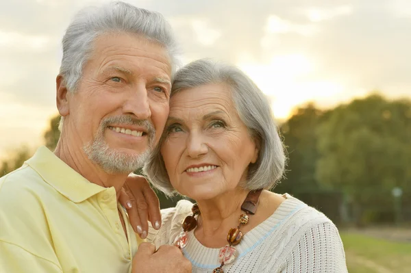 Parejas maduras en spring park — Foto de Stock