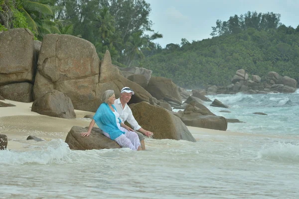 Casal de idosos descansam na praia tropical — Fotografia de Stock