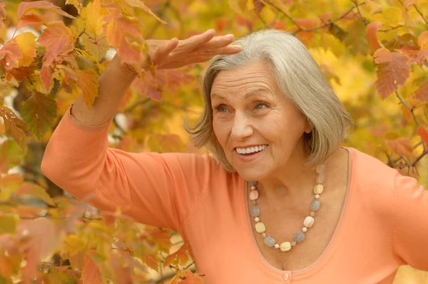 Seniorin im Herbstpark — Stockfoto