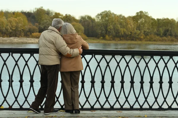 Glückliches Seniorenpaar in der Nähe des Flusses — Stockfoto