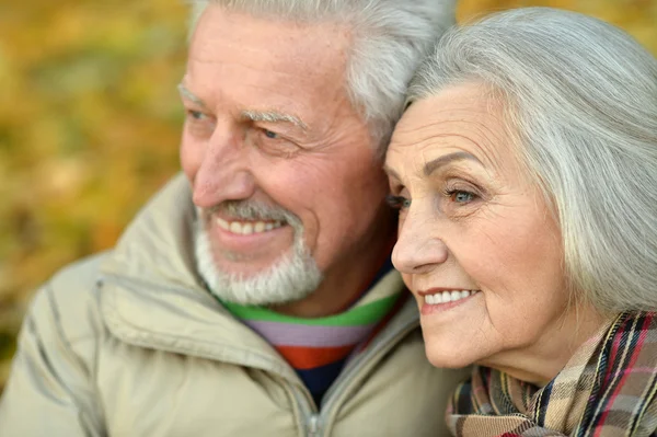 Coppia Senior nel parco autunnale — Foto Stock