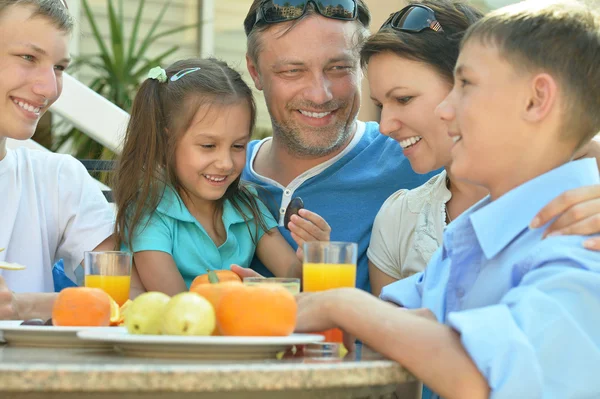 Familia feliz en el desayuno —  Fotos de Stock