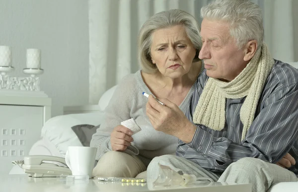 Anziano uomo e donna con influenza — Foto Stock