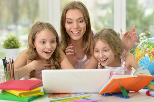 Flickor med mamma på lektion med laptop — Stockfoto