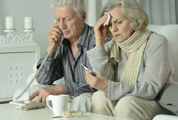 Anciano hombre y mujer con gripe —  Fotos de Stock