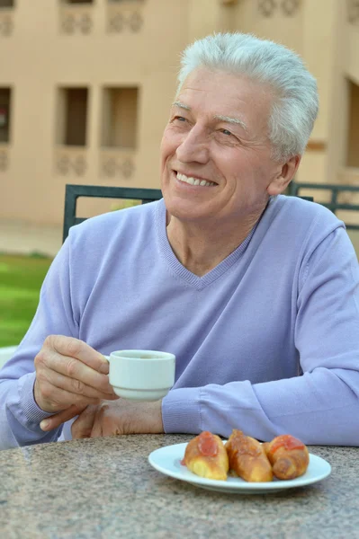 Счастливый пожилой человек за завтраком — стоковое фото