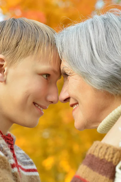 Nonna con ragazzo nel parco — Foto Stock