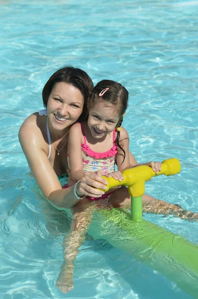 Família relaxar na piscina — Fotografia de Stock