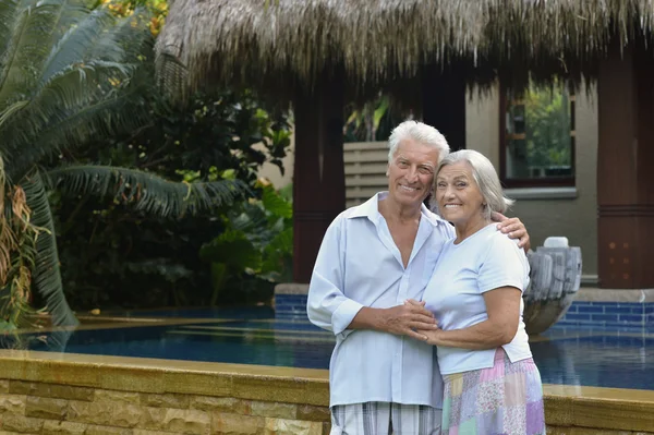 Casal de idosos perto da piscina — Fotografia de Stock