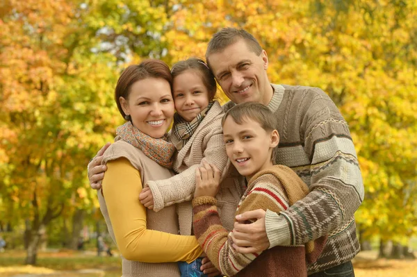 Família relaxante no parque de outono — Fotografia de Stock