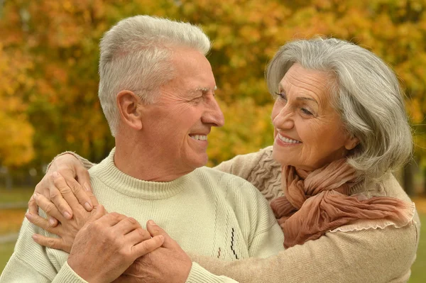 Senior par i höstparken — Stockfoto