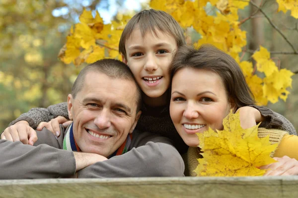 Glückliche Familie im Herbstpark — Stockfoto