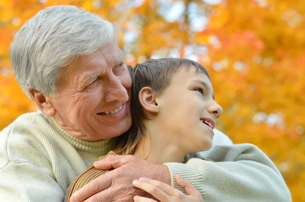 Grand-père et petit-fils dans le parc — Photo