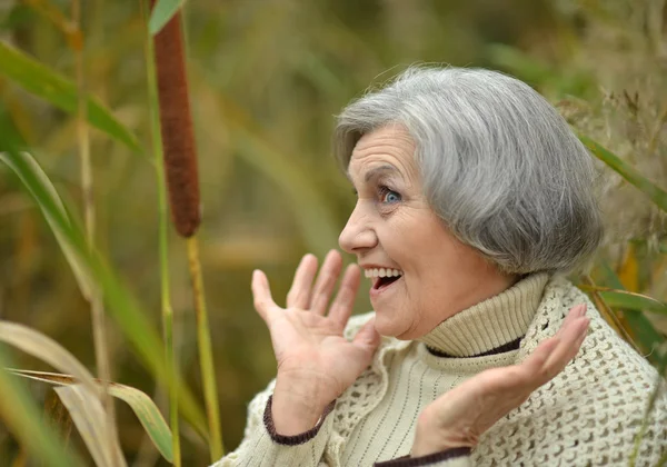 Seniorin im Herbstpark — Stockfoto