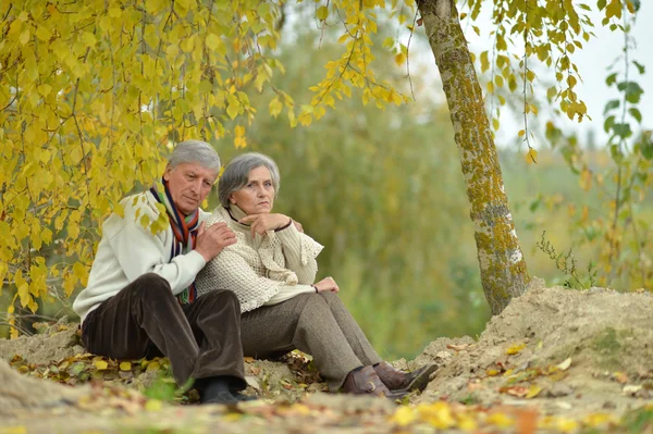 Ouder paar tijd doorbrengen in het park — Stockfoto