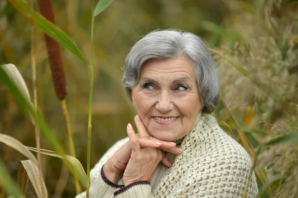 Seniorin im Herbstpark — Stockfoto