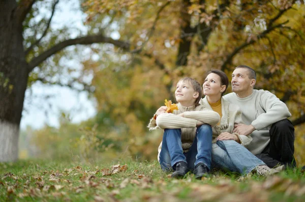 Famiglia nel parco autunnale — Foto Stock