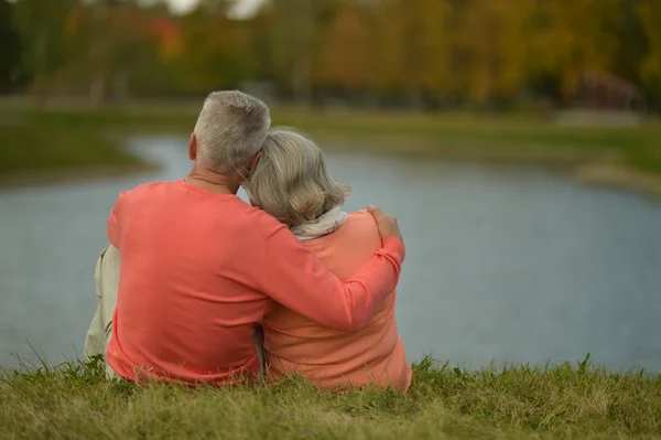 Lyckliga äldre par nära floden — Stockfoto