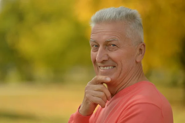 Homme âgé dans le parc — Photo