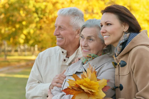 Hija con padres mayores en el parque — Foto de Stock