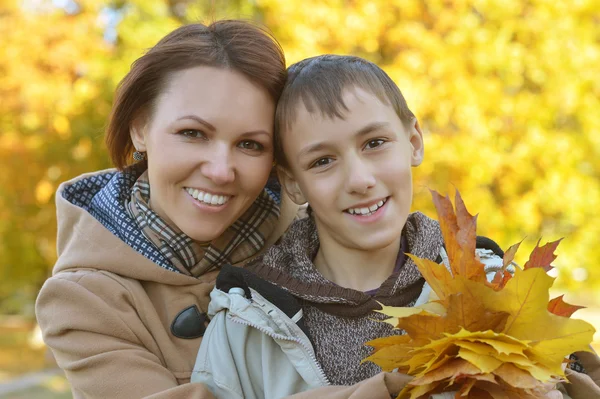 Matka se synem v podzimním parku — Stock fotografie