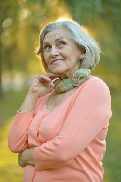 Mulher sênior no parque de outono — Fotografia de Stock