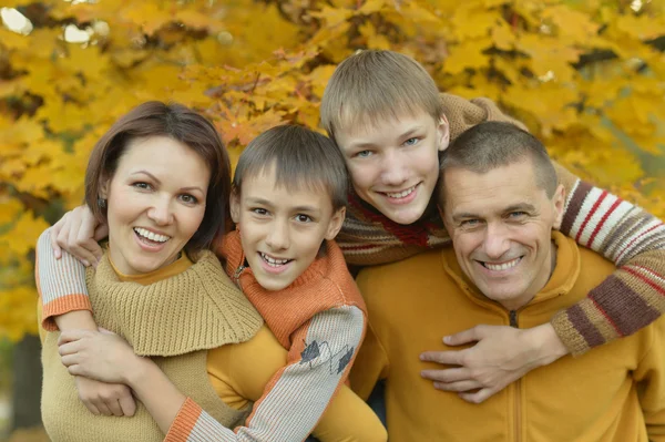 Onnellinen perhe syksyllä metsässä — kuvapankkivalokuva
