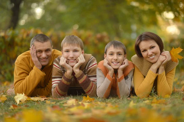 Família feliz na floresta de outono — Fotografia de Stock