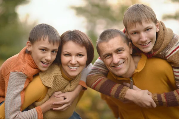 Lycklig familj i höst skog — Stockfoto