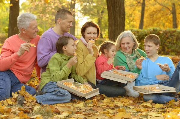 Mutlu aile birlikte pizza yemek — Stok fotoğraf