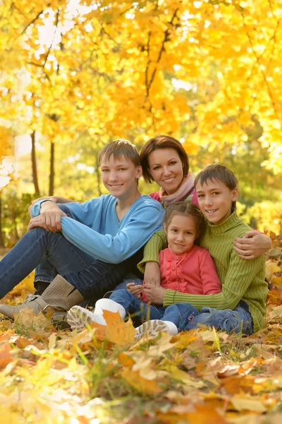 Familie ontspannen in herfst park — Stockfoto