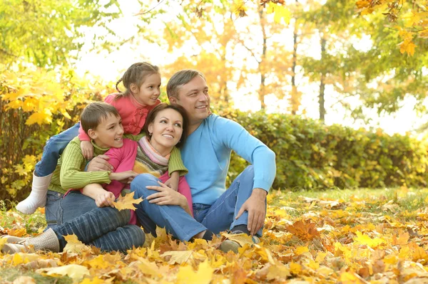 Famiglia felice nel parco autunnale — Foto Stock