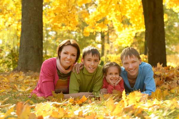 Relax in famiglia nel parco autunnale — Foto Stock