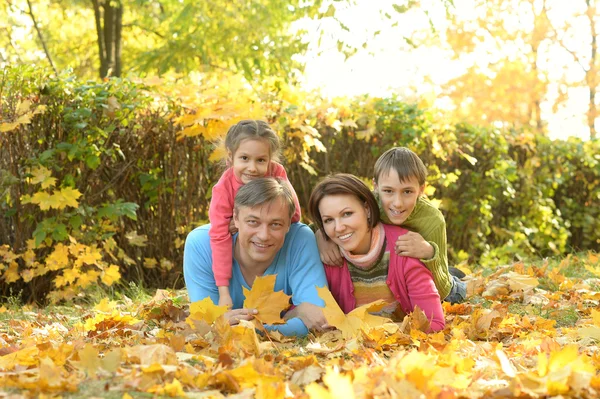 Família feliz no parque de outono — Fotografia de Stock