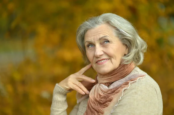 Mujer mayor en el parque de otoño — Foto de Stock