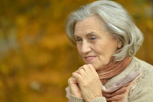 Senior kvinna i höstparken — Stockfoto